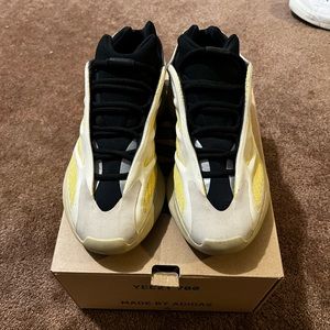 Yeezy 700 ‘safflower’